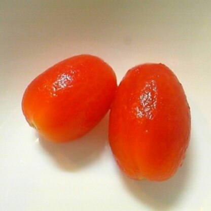 つるり～んと剥けたよ♪今日はアイコちゃん☆ピカピカで綺麗でしょ（*＾o＾*）やっぱり湯剥きトマトのほうが食べやすくてより美味しいね！ごち～